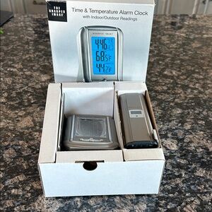 THE SHARPER IMAGE TIME & TEMPERATURE ALARM CLOCK W INDOOR /OUTDOOR READINGS NWT